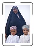 Oman - Mother and children * 1182 x 1791 * (233KB)